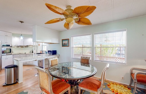 Geiger Key House | Tasteful waterfront mobile home with central AC, W/D, & dog-friendly