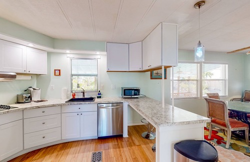 Geiger Key House | Tasteful waterfront mobile home with central AC, W/D, & dog-friendly