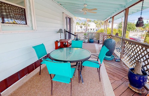Geiger Key House | Tasteful waterfront mobile home with central AC, W/D, & dog-friendly
