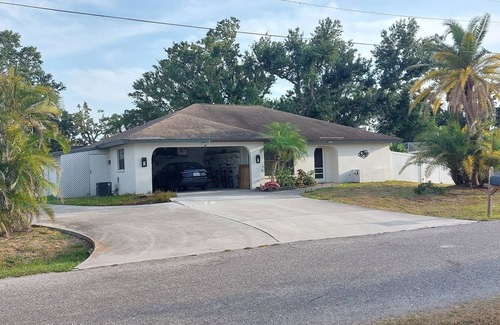 Venice Gardens House | Tastefully furnished Florida house with pool and spa