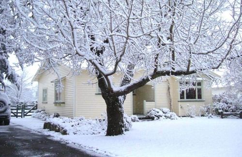 Methven House | tastefully restored cottage w/ mountain views 3 min walk to Methven town center