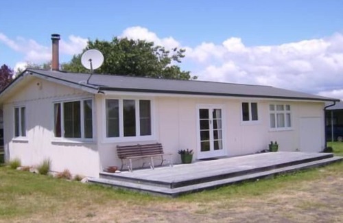 Te Rangiita House | Taupo lakeside- self contained four bedroom house.