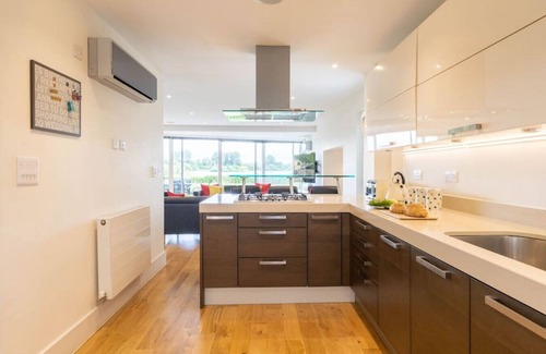 Cirencester Villa | Tawny House - CW6 - Lakeside Spa Property