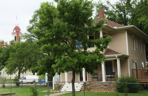 Cottonwood Falls House | Taylor Historic Guesthouse - Cottonwood Falls: Escape to a piece of history !