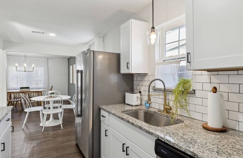 Richardson House | TCH - Cozy 3bd/1.5ba in Richardson with Workspace