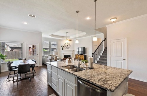 Keller House | TCH - Spacious 5bd/3ba in Fort Worth w/Workspace