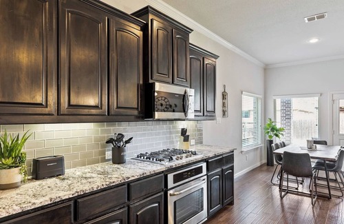 Keller House | TCH - Spacious 5bd/3ba in Fort Worth w/Workspace