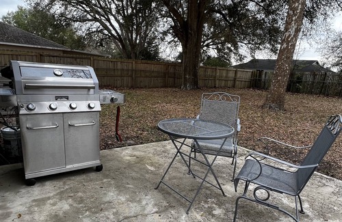 Candler House | Teak House-Relaxing under the Sycamore Trees/Pet Friendly