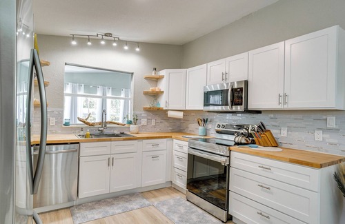 Grove City House | Tee Off & Soak Up Sun! Airy Englewood Gem w/Yard