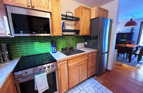 Leverett Apartment | Terrific 3-bedroom unit in charming Leverett with AC
