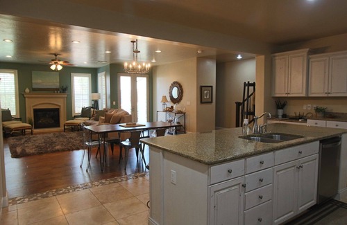 Hidden Valley House | Tessoro | Temporary Housing 3 Br 3.5 Ba with Pool Access 2 Car Garage