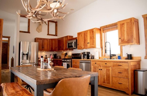 Victor House | Teton Escape on 10 Acres, sauna and swim spa with panoramic views!