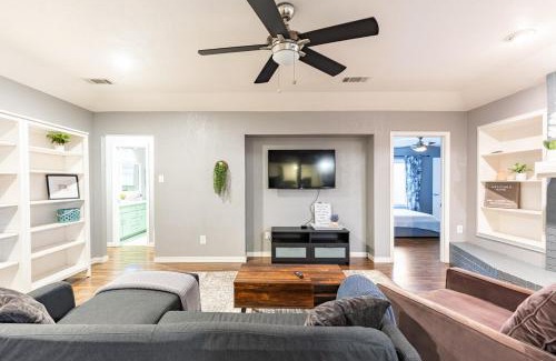 Hurst House | Texas Escape with pool & office