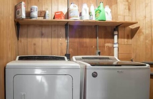 Old West Austin House | Texas-Themed King Bed Bungalow - Pet Friendly