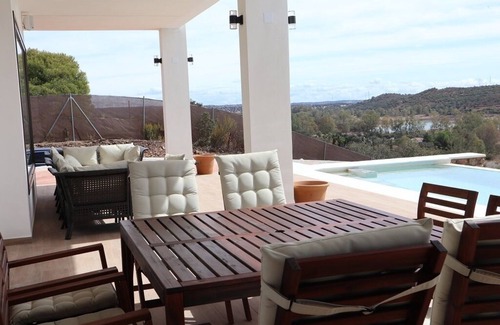 Guillena Villa | The House of the Lake 50 km from Seville