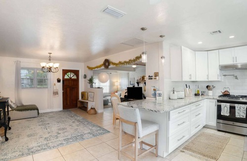 Bowe Gardens House | Thai · Cozy Ginger Home with Pool · 12 minutes to Beach · Pet-Friendly