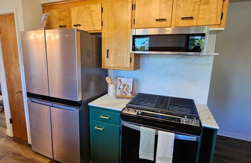 West End House | "That-Place!" Brand new remodel. 3 queen bedrooms, 2 full baths,2 living rooms.