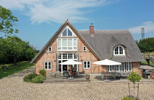 Roemnitz House | Thatched roof property 350 sqm on Ratzeburger See