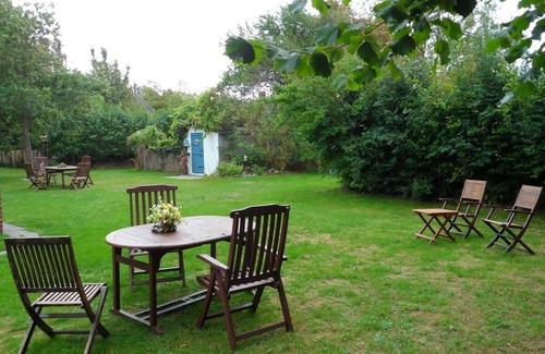 Nieblum Apartment | Thatched vacation home in an attractive location.