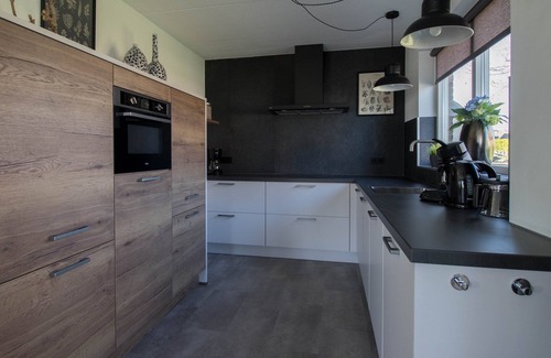 Makkum Villa | Thatched Villa by IJsselmeer