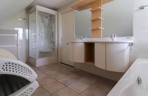 Makkum Villa | Thatched villa with whirlpool in a holiday park on the IJsselmeer