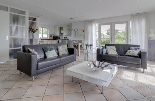 Makkum Villa | Thatched villa with whirlpool in a holiday park on the IJsselmeer