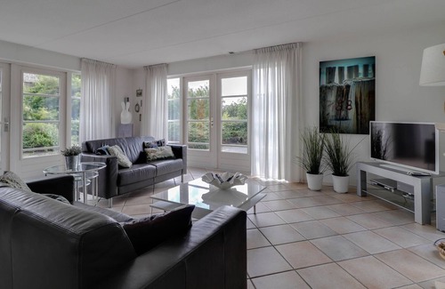 Makkum Villa | Thatched villa with whirlpool in a holiday park on the IJsselmeer