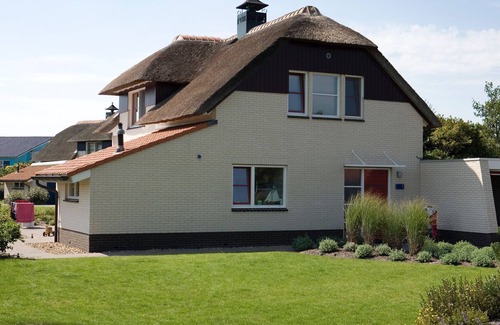 Makkum Villa | Thatched villa with whirlpool in a holiday park on the IJsselmeer
