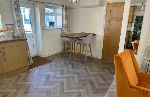 Cottingham Apartment | Theé Óldé Cow Shéd Cottingham, Central Location, 500 meters from Cottingham Train Station, Close to Hull & Beverly, Free Parking & WI-FI , Entire Detached Property