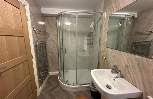 Cottingham Apartment | Theé Óldé Cow Shéd Cottingham, Central Location, 500 meters from Cottingham Train Station, Close to Hull & Beverly, Free Parking & WI-FI , Entire Detached Property