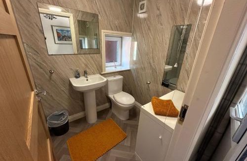 Cottingham Apartment | Theé Óldé Cow Shéd Cottingham, Central Location, 500 meters from Cottingham Train Station, Close to Hull & Beverly, Free Parking & WI-FI , Entire Detached Property