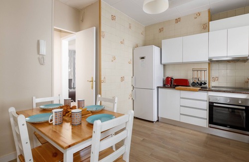 Sant Antoni Apartment | The 100sqm, sunny, 3 bedrooms, 2 baths apartment, 6pax, in central Barcelona