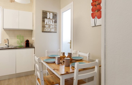 Sant Antoni Apartment | The 100sqm, sunny, 3 bedrooms, 2 baths apartment, 6pax, in central Barcelona