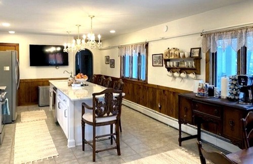 Henniker House | The 1799 Farmhouse at the base of Pat's Peak