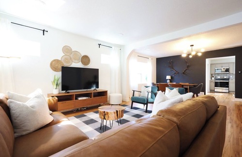 Cheyenne House | The 1928 WEST - Spacious, 5 Bedroom Home with Mini Golf, Pool Table & Arcades