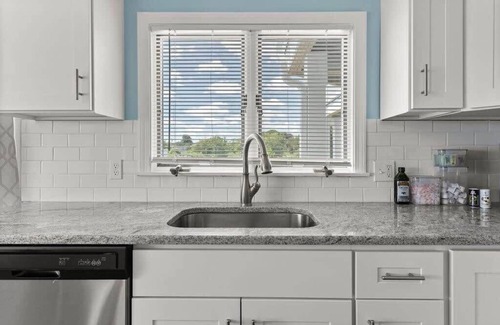 Rye Apartment | The 1A Escape | Ocean View Deck | Walk to Beach