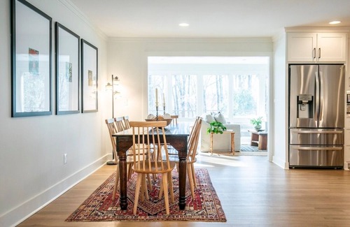 Oxford House | The 9th Street Luxe Retreat by Velvet Ditch Villas