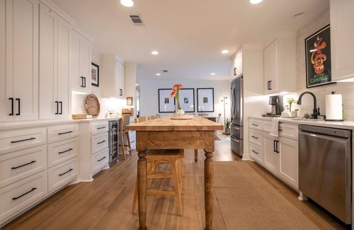 Oxford House | The 9th Street Luxe Retreat by Velvet Ditch Villas
