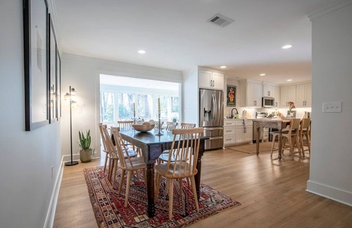 Oxford House | The 9th Street Luxe Retreat by Velvet Ditch Villas