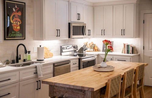 Oxford House | The 9th Street Luxe Retreat by Velvet Ditch Villas