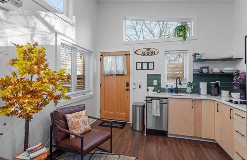 Downtown Apartment | The Acorn - Studio w/Kitchen, AC, WiFi, Washer