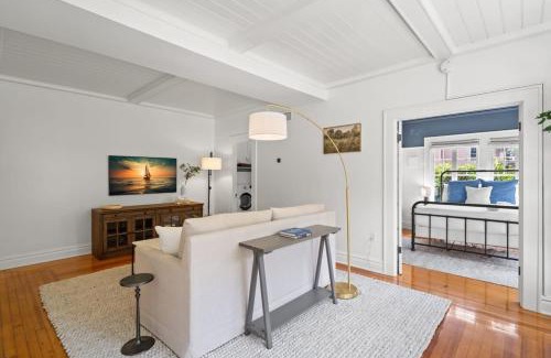 Hyde Park Apartment | The Adaline Room #8 - Beautiful Hyde Park Apt, 2nd Floor, Steps to Bayshore