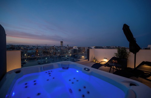 Pieta Apartment | The Address Seafront Penthouse 16 + Hot Tub