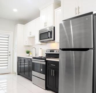 Edinburg Apartment | The Ambassador Suite