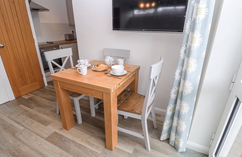 Reydon Cottage | THE ANNEX NEXT TO ST JOHNS, pet friendly, with a garden in Reydon