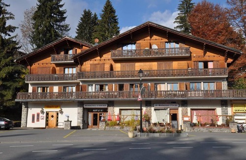 Barboleusaz Ski Chalet | The apartment is ideally located on the Place de la Barboleuse in Gryon, close to shops, restaurants