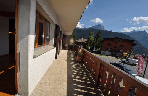 Barboleusaz Ski Chalet | The apartment is ideally located on the Place de la Barboleuse in Gryon, close to shops, restaurants