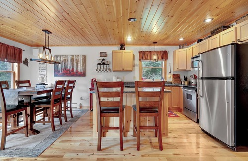 Bethel Cabin | The Après Inn- Pet Friendly Cabin