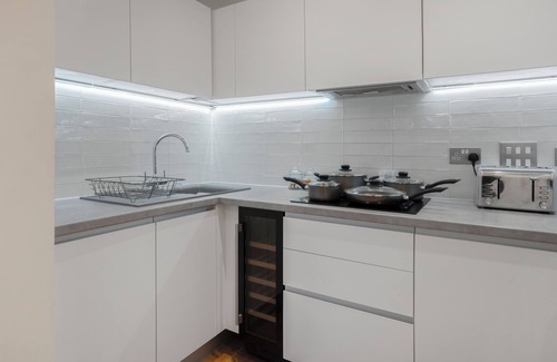 Birmingham City Centre Apartment | The Arcade Machine Suite, 2Bed, 2Bath and Netflix by Noor Luxury Accommodations