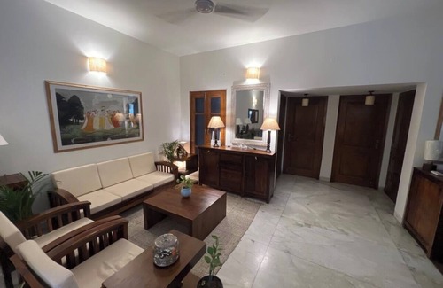 Gurugram House | THE ART KOTHI bungalow nwith 8 bedrooms and WiFi,AC in charming central Gurugram